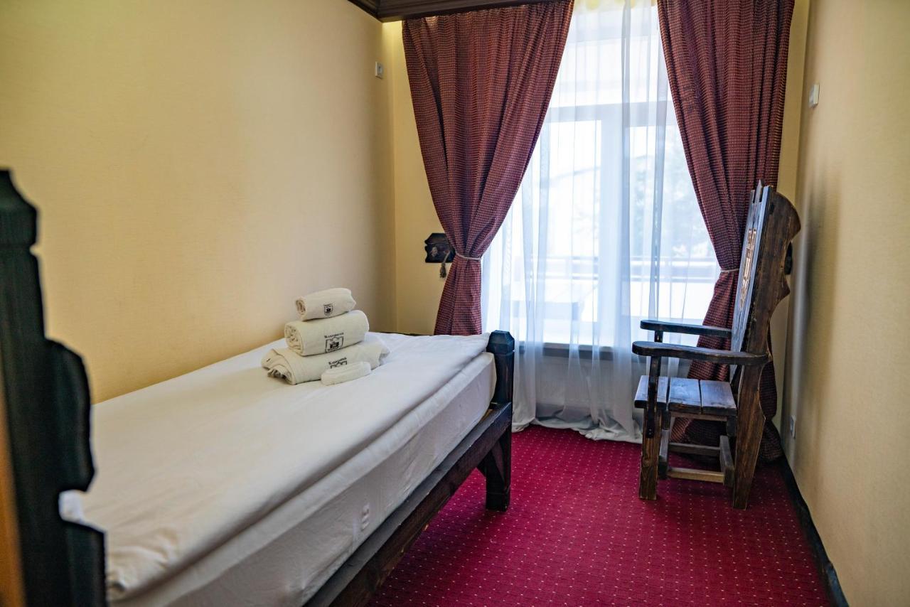 Dniprovskiy Dvir Stari Kodaky Bagian luar foto